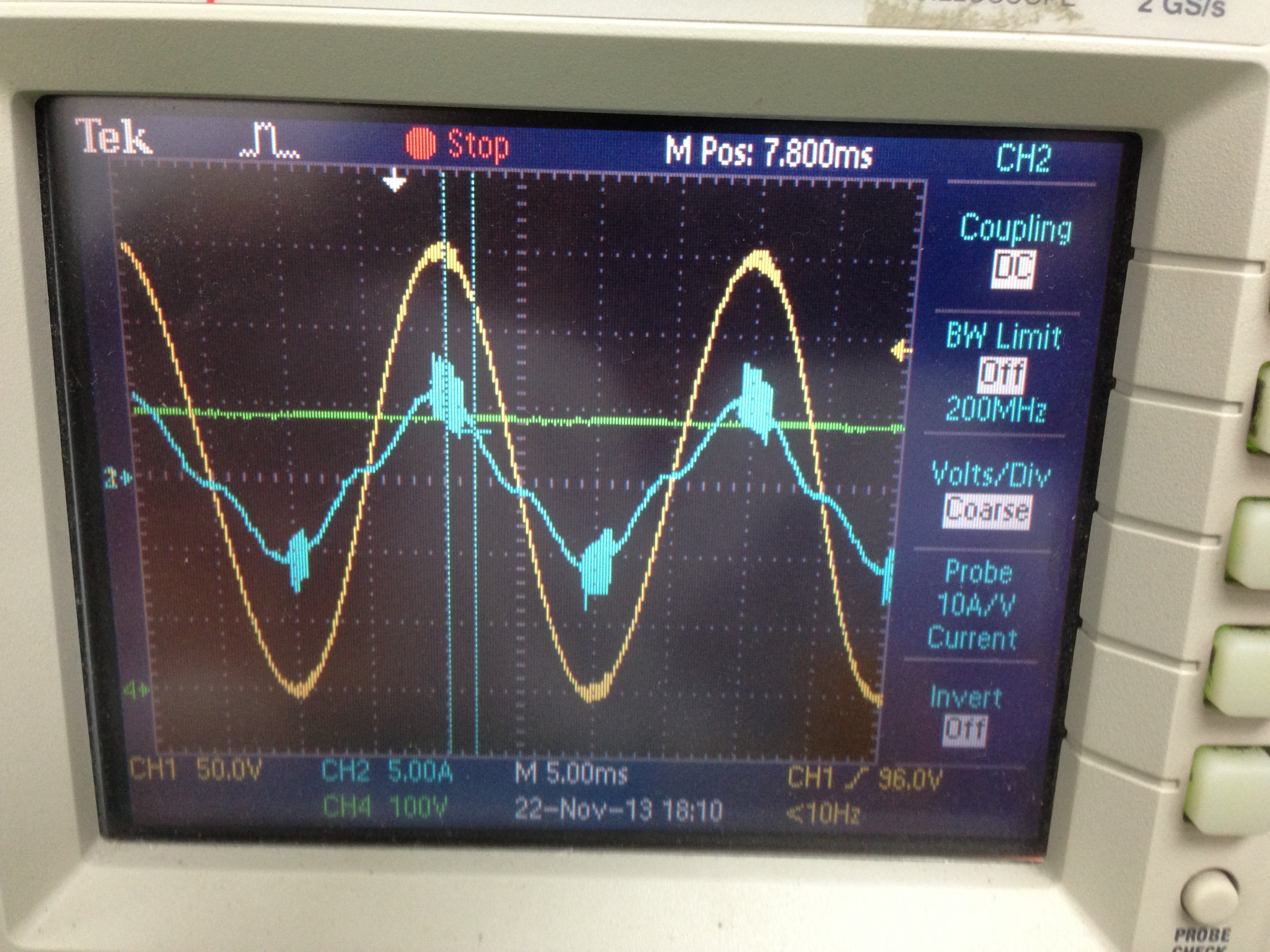 可以看到是电流峰值处振荡,电压波形受影响比使用调压器的时候小